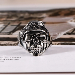 Retro punk pirate skull ring in vintage silver finish with crossbones hat design