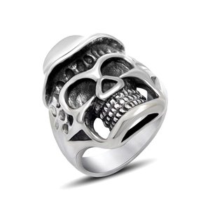 Anello teschio gotico vintage con cappello da uomo in acciaio ossidato su sfondo bianco