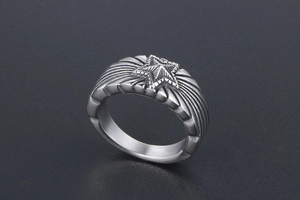 Vue détaillée d'une bague en acier argenté vintage avec relief étoile et gravures