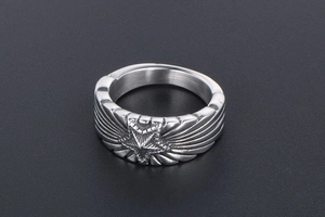 Détail d'une bague en acier titane avec étoile gravée et textures d'ailes latérales