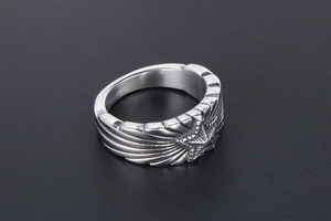 Gros plan détaillé d'une bague punk en acier avec gravures d'étoile et d'ailes