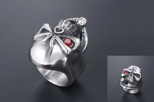 Detailed view of punk skull ring with red zircon eye and vintage silver finish