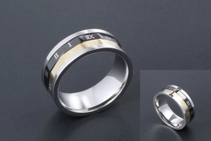 Détail de la bague rotative tricolore en acier avec des chiffres romains gravés dessus