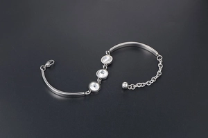 Polished titanium steel bracelet with three clear zircons and adjustable chain closure
