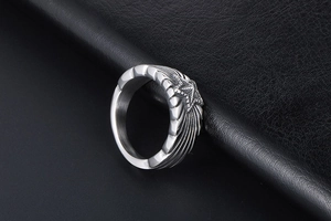 Détail macro de la bague en acier titane vintage avec étoile et motifs d'ailes