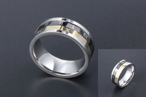 Détail de la bague rotative multicolore avec chiffres romains et fini poli