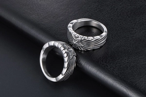 Détails de la bague rétro en acier titane avec étoile et gravures d'ailes de plumes