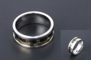 Détail macro d'une bague rotative en acier inoxydable avec chiffres romains gravés or
