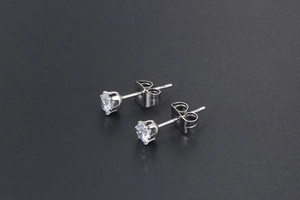 Nahaufnahme der klassischen silbernen Titan-Ohrstecker mit runden Zirkonia-Steinen