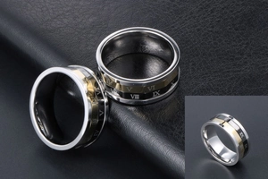 Macro d'une bague rotative tricolore en acier inoxydable avec chiffres romains sur cuir