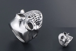 Vue détaillée d'une bague tête de mort en acier inoxydable au style punk lourd