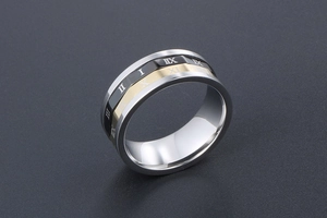 Détail d'une bague rotative tricolore avec chiffres romains en acier or, noir et argent