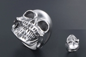 Vue détaillée du design tête de mort punk et de la texture en acier poli de cette bague homme