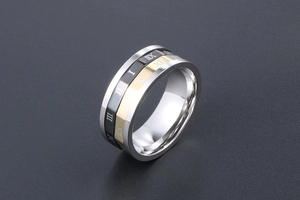 Détail d'une bague rotative en acier inoxydable avec chiffres romains en or et noir