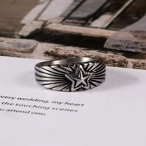 Bague vintage en acier inoxydable avec pentagramme et détails en relief en argent vieilli