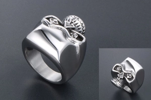 Détail macro de la bague tête de mort en acier argenté avec motif pique sur l'œil