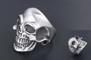 Gros plan sur la texture squelettique et les détails punk rock de la bague tête de mort