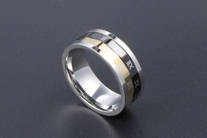 Vue détaillée de la bague rotative tricolore en acier inoxydable avec chiffres romains