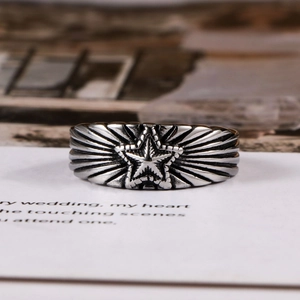 Bague étoile vintage en acier inoxydable avec texture radiale et style punk rétro