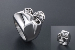 Vue macro d'une bague tête de mort punk en acier brossé montrant des détails réalistes