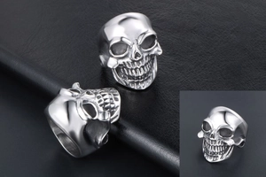 Vue macro d'une bague tête de mort punk en acier poli avec des détails d'oxydation vintage