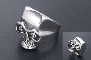 Détail d'une bague tête de mort punk avec motifs de pique et finition argent vieilli