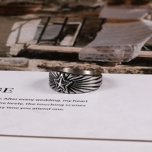 Bague étoile pentagramme punk vintage en acier titane avec fini oxydé rétro