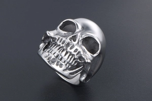 Gros plan détaillé d'une bague tête de mort pour homme en acier inoxydable style punk
