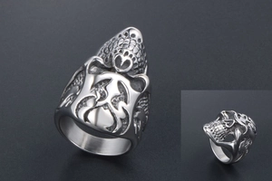 Dettaglio dell'incisione del teschio su un anello largo in acciaio stile punk rock