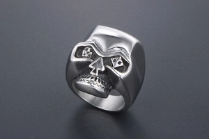 Détail macro d'une bague crâne en acier inoxydable avec nez en forme de pique et style punk