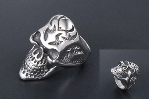 Vista macro di un anello a teschio argento con intricate texture e dettagli punk rock