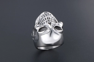 Vue macro détaillée de la bague crâne punk argentée avec gravures gothiques réalistes