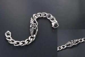 Vue détaillée du bracelet tête de mort en acier titane vintage avec ailes gothiques