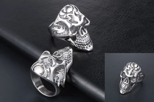 Macro di anello gotico con teschio e motivi a fiamme in acciaio stile rock e punk hip-hop