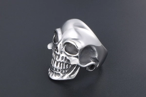 Vue macro d'une bague tête de mort en acier inoxydable poli au style punk gothique