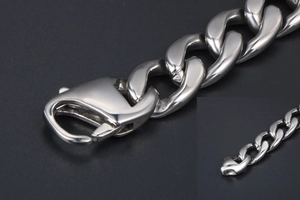 Détail macro du bracelet gourmette en titane argenté avec un grand fermoir mousqueton