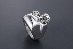 Détails des motifs de crâne gothique en relief sur la bague en acier inoxydable argent