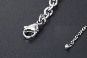 Detailansicht des Karabinerverschlusses und der Verlängerung des silbernen Armbands