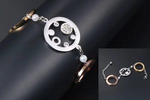 Makro-Detail eines dreifarbigen Armbands mit glitzernder Strass-Scheibe und Perlen