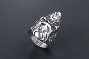 Vista dettagliata delle incisioni di teschi punk in argento su un anello in acciaio