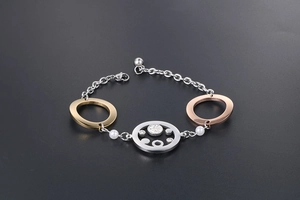 Detailansicht des dreifarbigen Armbands mit Strasssteinen und weißen Perlen