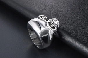 Détails sculptés de crâne et cartes de poker sur une bague gothique pour homme en acier