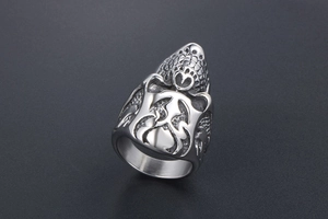 Rilievo dettagliato di anello teschio punk con trame a scaglie e finitura in acciaio argento
