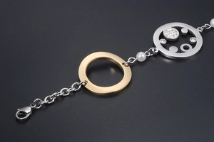 Detaillierte Makroaufnahme des zweifarbigen Gold-Silber-Armbands mit Strass und Perlen