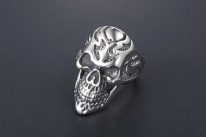 Macro di un anello teschio gotico d'argento con dettagliate incisioni in stile punk rock