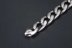Détail rapproché d'un bracelet gourmette en acier inoxydable poli argenté avec fermoir