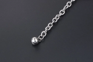 Detaillierte Makroansicht der silbernen O-Kette mit poliertem Metallperlen-Anhänger
