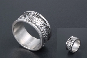 Vue macro détaillée de la gravure de tête de dragon sur bague large en acier inoxydable