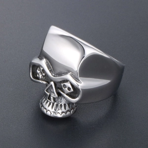 Bague tête de mort gothique en acier inoxydable poli avec gravures détaillées pour hommes