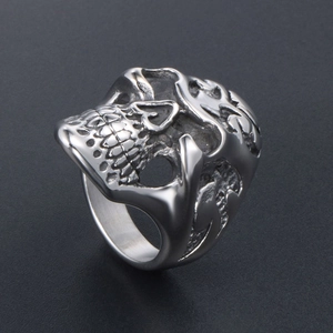 Anello teschio gotico in acciaio inossidabile con incisioni a fiamma punk rock
